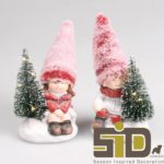 groothandel kerstartikelen - kerstpoppetjes jongen en meisje rood met kerstboom - KE 4040